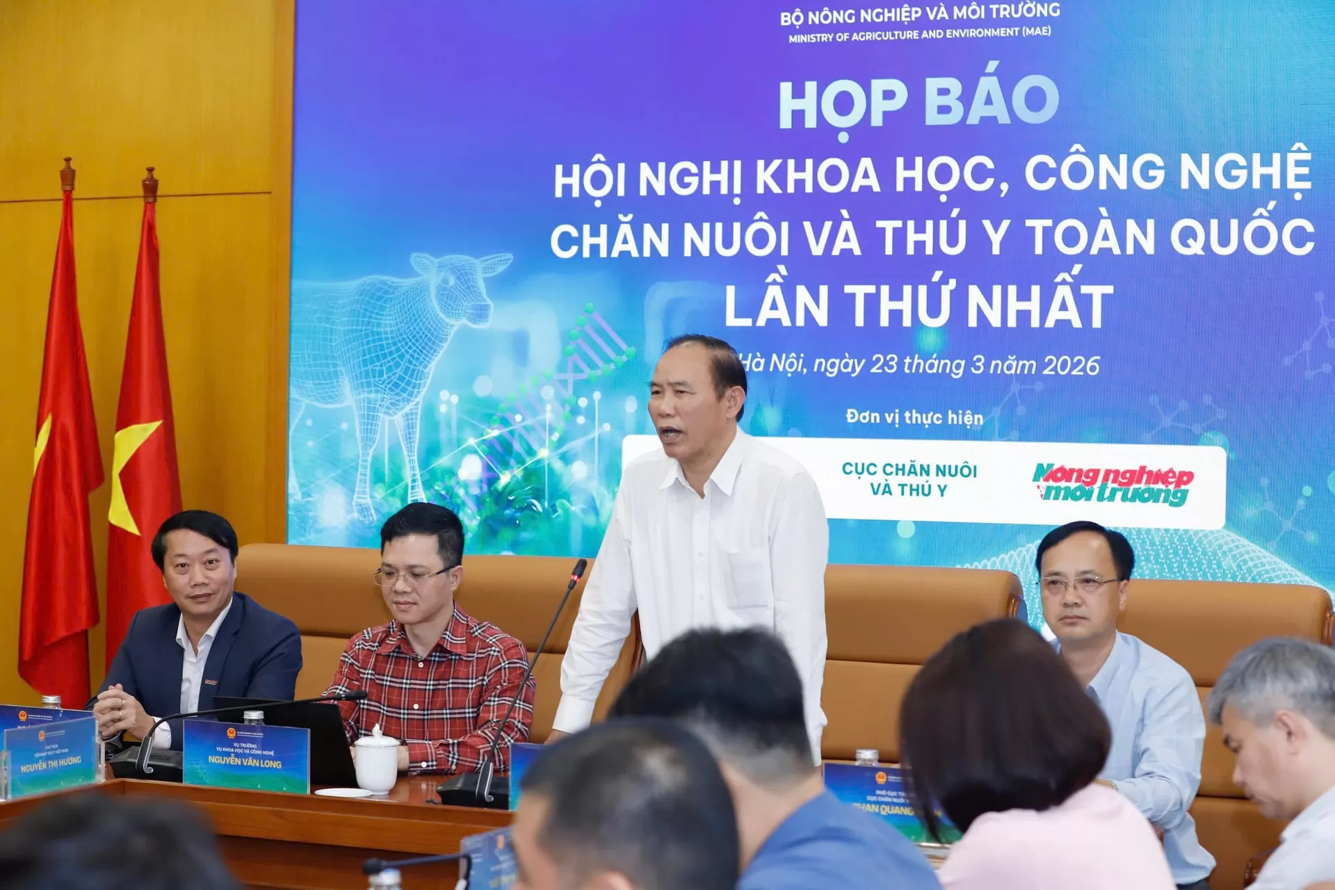 Thứ trưởng Bộ N&ocirc;ng nghiệp v&agrave; M&ocirc;i trường Ph&ugrave;ng Đức Tiến khẳng định, chăn nu&ocirc;i v&agrave; th&uacute; y l&agrave; lĩnh vực quan trọng đ&oacute;ng g&oacute;p v&agrave;o sự tăng trưởng của ng&agrave;nh n&ocirc;ng nghiệp. Ảnh: Khương Trung.