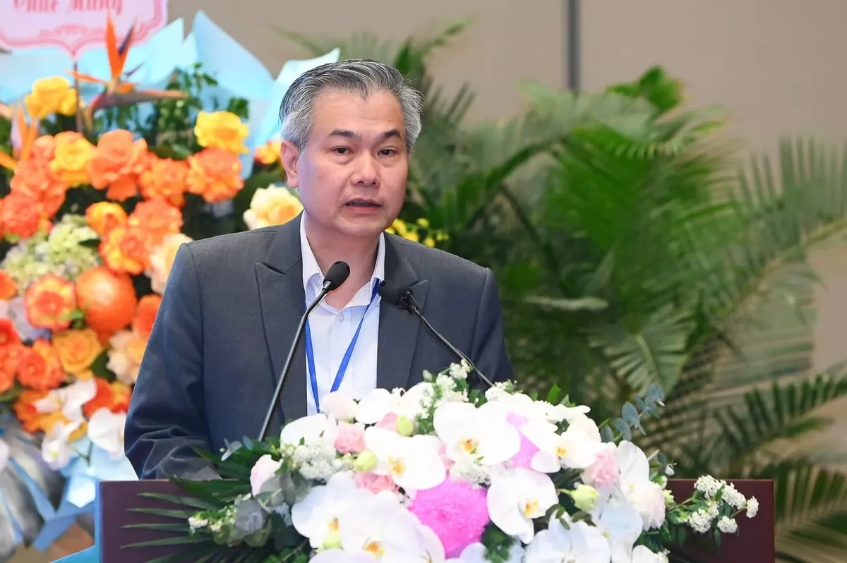 PGS.TS. Phạm Do&atilde;n L&acirc;n tr&igrave;nh b&agrave;y b&aacute;o c&aacute;o của Tiểu ban KHCN về gia s&uacute;c nhai lại v&agrave; động vật kh&aacute;c tại Hội nghị. Ảnh: T&ugrave;ng Đinh.