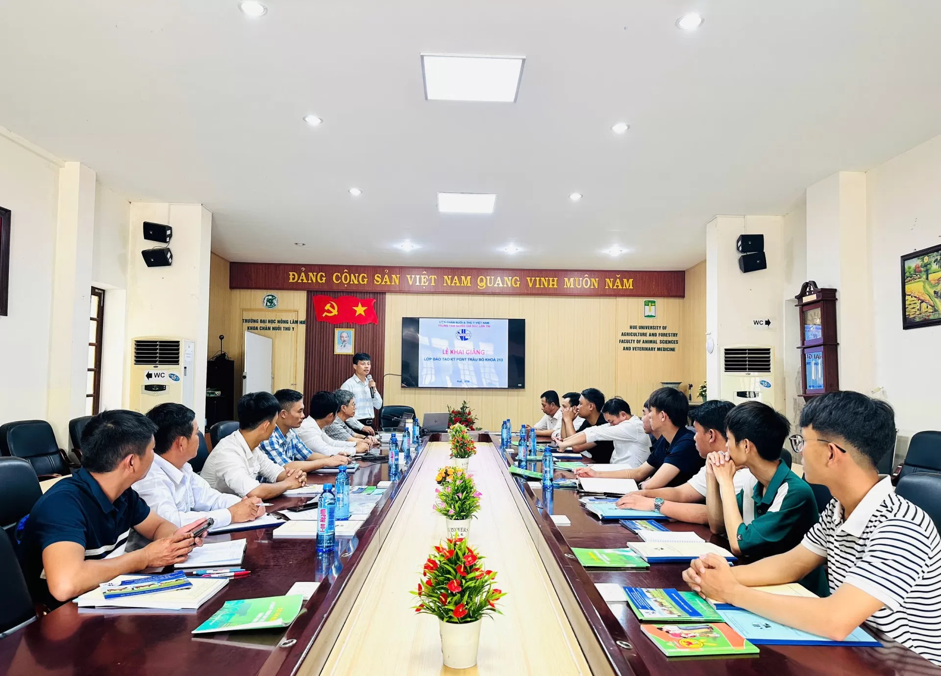 TRUNG TÂM GIỐNG GIA SÚC LỚN TRUNG ƯƠNG PHỐI HỢP ĐÀO TẠO LỚP KỸ THUẬT PHỐI GIỐNG NHÂN TẠO TRÂU BÒ CHO TRƯỜNG ĐẠI HỌC NÔNG LÂM HUẾ