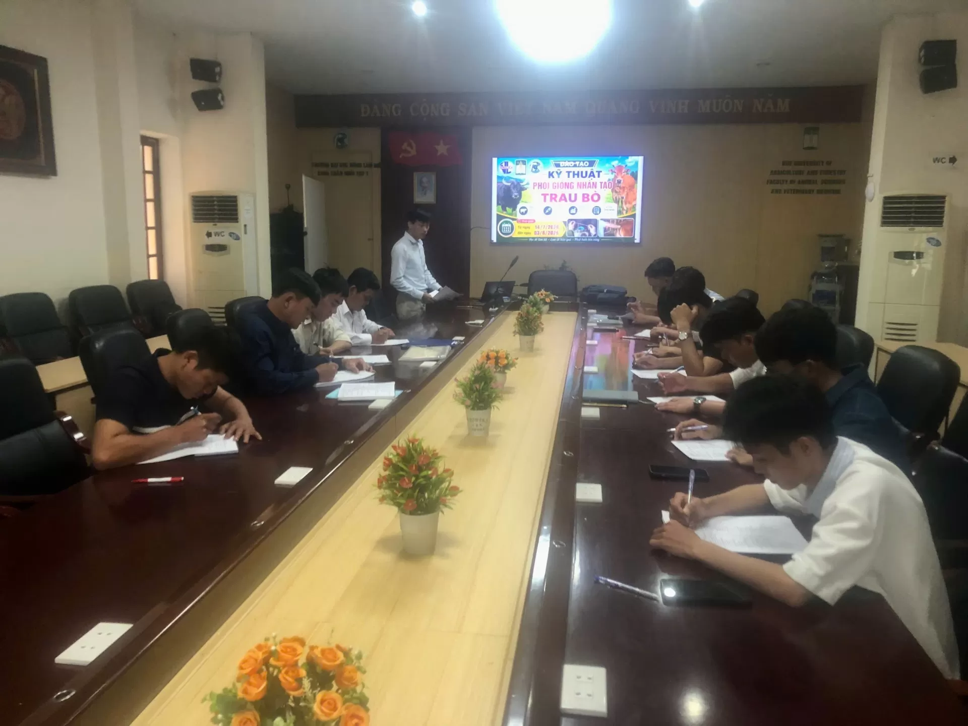 TRUNG TÂM GIỐNG GIA SÚC LỚN TRUNG ƯƠNG PHỐI HỢP ĐÀO TẠO LỚP KỸ THUẬT PHỐI GIỐNG NHÂN TẠO TRÂU BÒ CHO TRƯỜNG ĐẠI HỌC NÔNG LÂM HUẾ