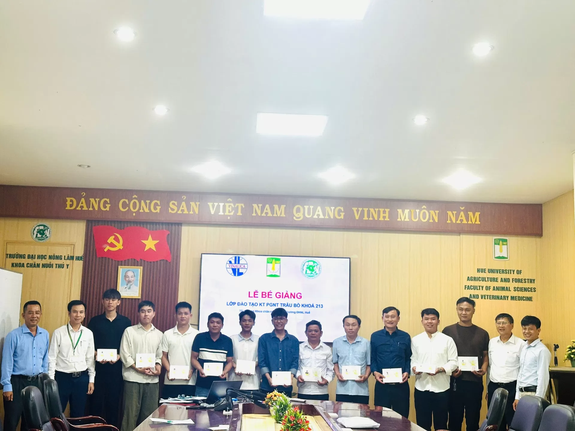 TRUNG TÂM GIỐNG GIA SÚC LỚN TRUNG ƯƠNG PHỐI HỢP ĐÀO TẠO LỚP KỸ THUẬT PHỐI GIỐNG NHÂN TẠO TRÂU BÒ CHO TRƯỜNG ĐẠI HỌC NÔNG LÂM HUẾ