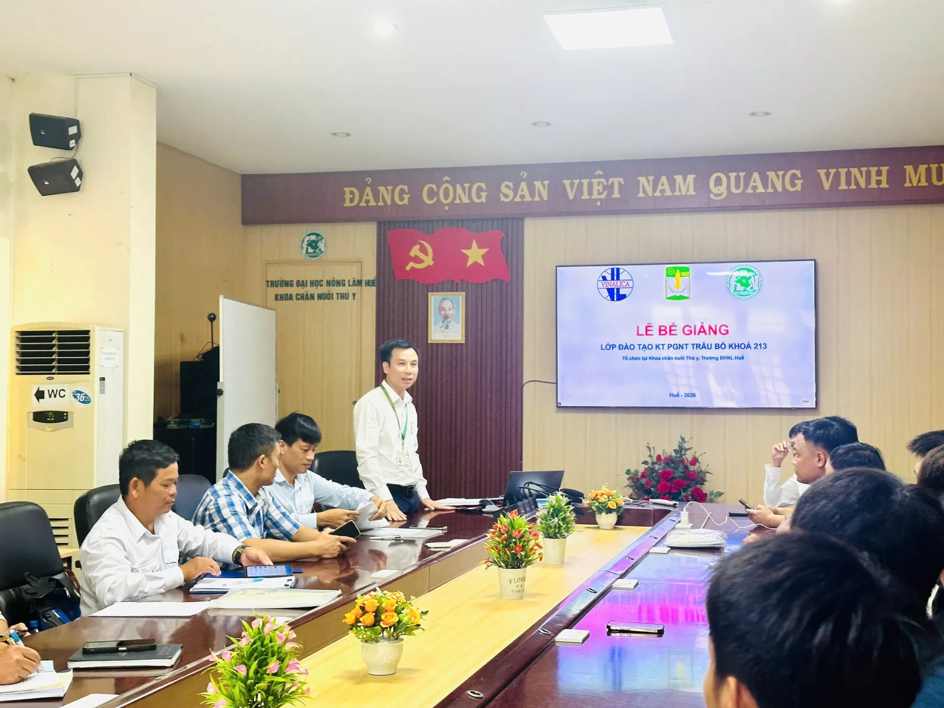 TRUNG TÂM GIỐNG GIA SÚC LỚN TRUNG ƯƠNG PHỐI HỢP ĐÀO TẠO LỚP KỸ THUẬT PHỐI GIỐNG NHÂN TẠO TRÂU BÒ CHO TRƯỜNG ĐẠI HỌC NÔNG LÂM HUẾ