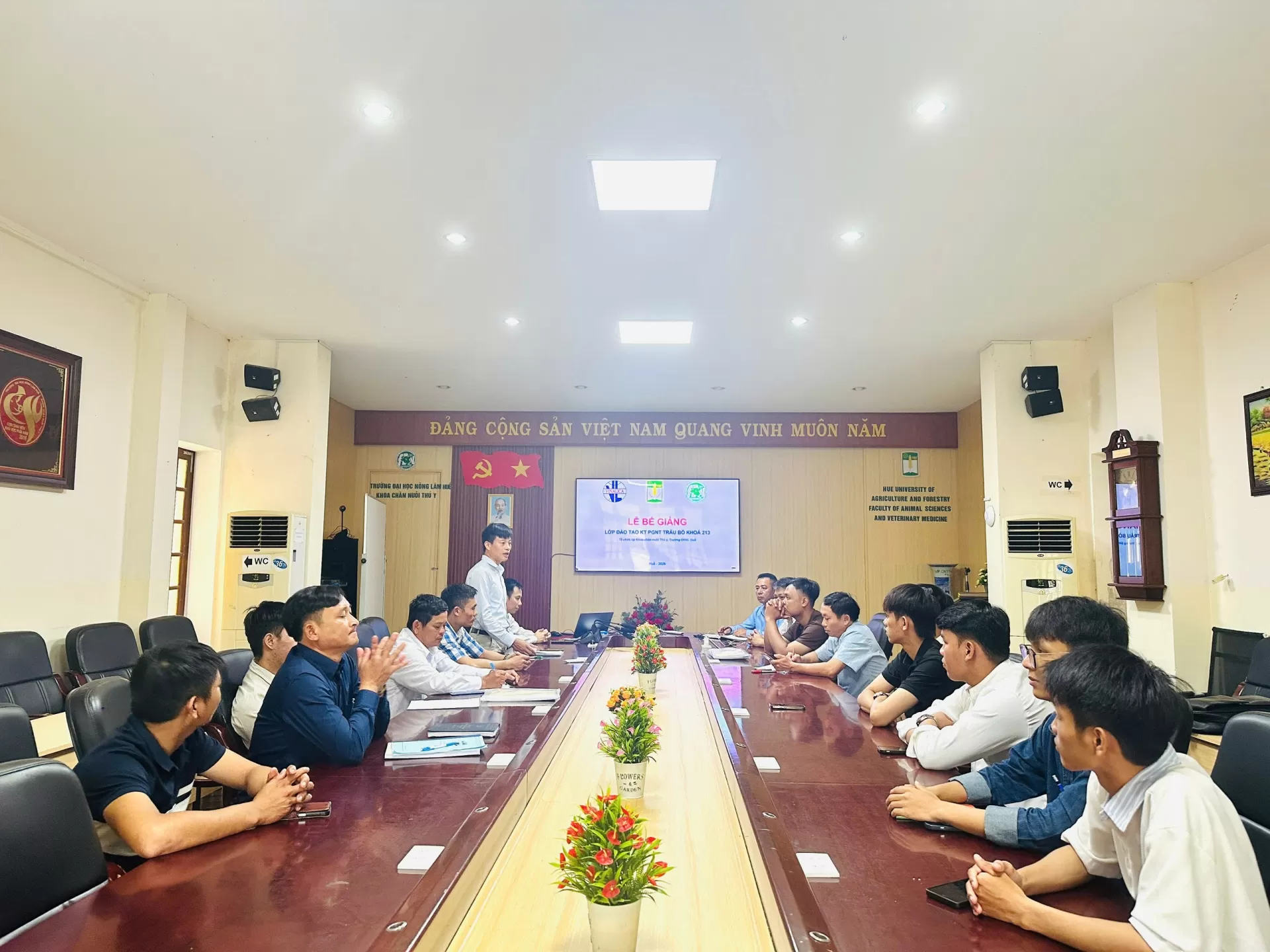 TRUNG TÂM GIỐNG GIA SÚC LỚN TRUNG ƯƠNG PHỐI HỢP ĐÀO TẠO LỚP KỸ THUẬT PHỐI GIỐNG NHÂN TẠO TRÂU BÒ CHO TRƯỜNG ĐẠI HỌC NÔNG LÂM HUẾ
