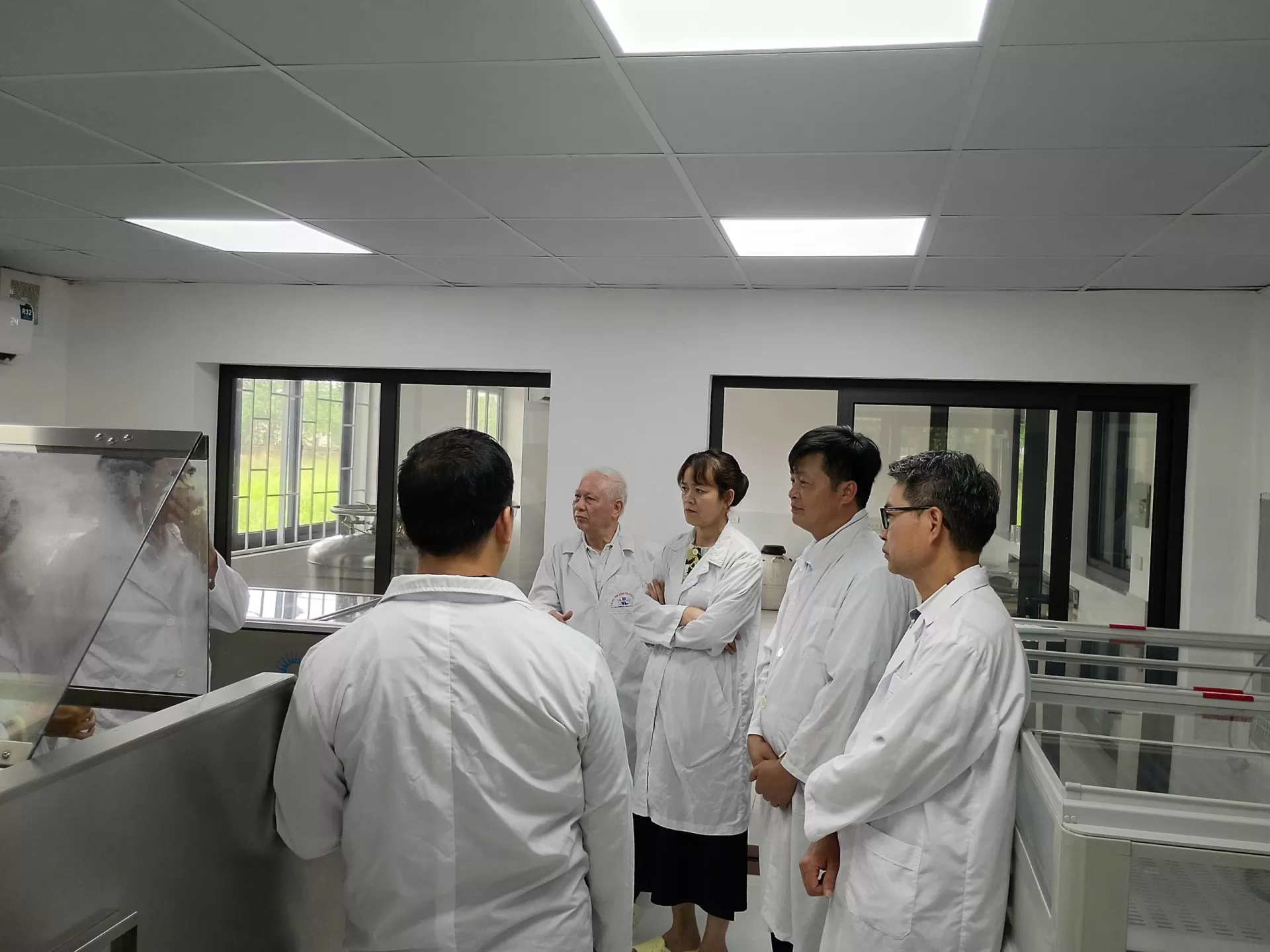 Viện Nông nghiệp Thanh Hóa thăm và làm việc tại Trạm Nghiên cứu và Sản xuất tinh đông lạnh Moncada thuộc Trung tâm Giống gia súc lớn Trung ương.