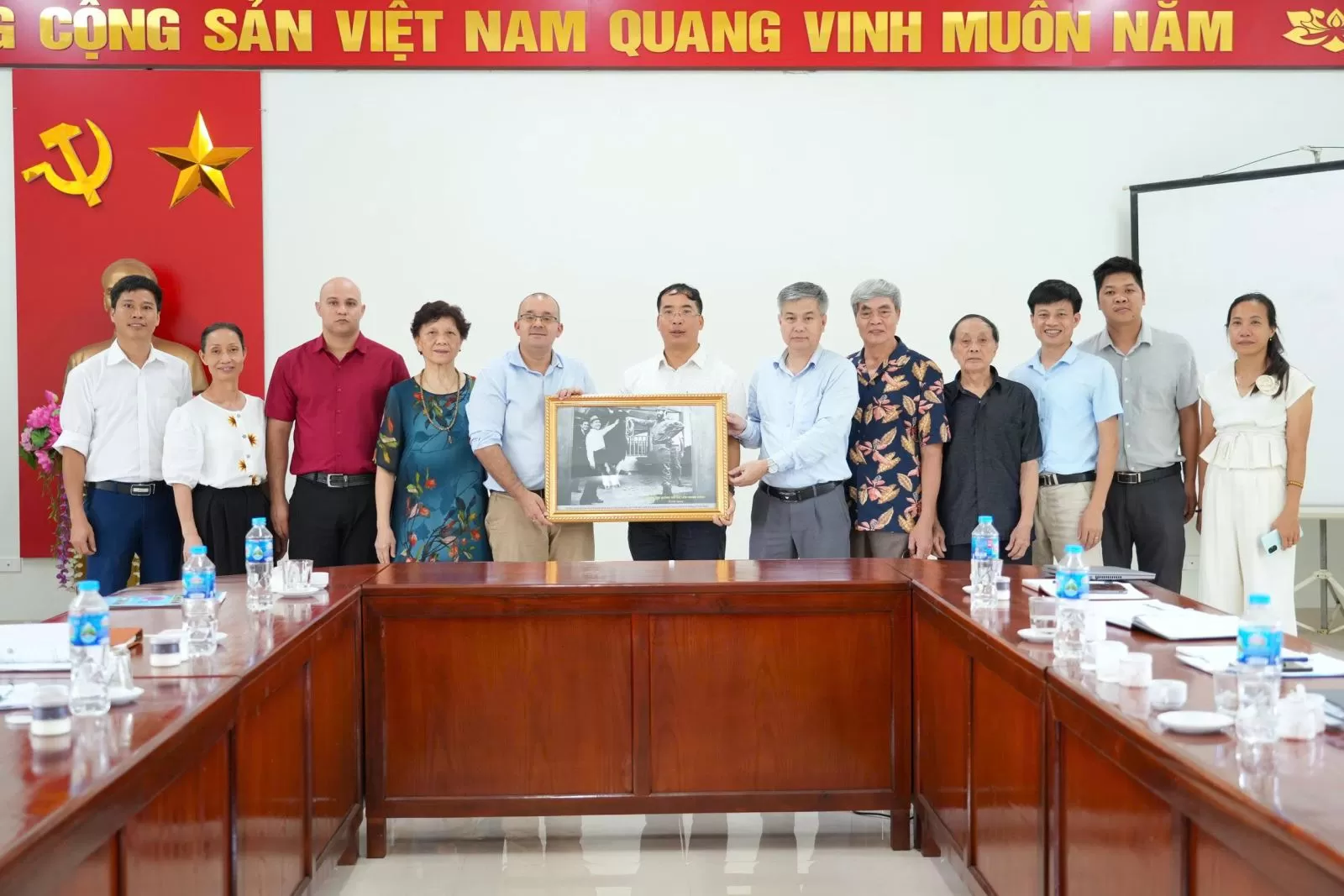 Đại sứ quán CUBA thăm Trạm Nghiên cứu và sản xuất tinh đông lạnh MONCADA thuộc Trung tâm Giống gia súc lớn trung ương -  Thúc đẩy hợp tác phát triển chăn nuôi giữa hai nước