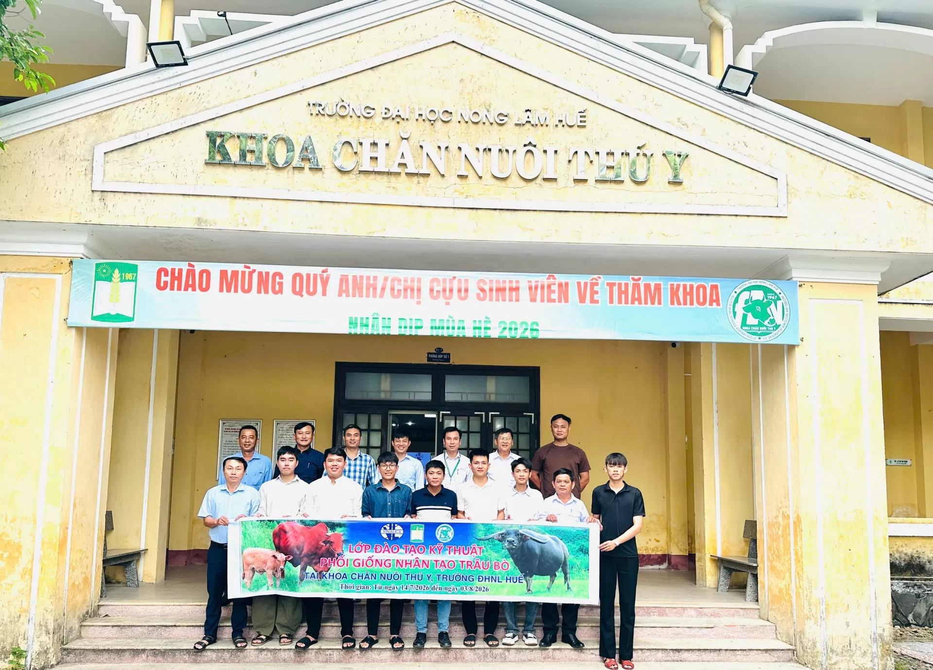 TRUNG TÂM GIỐNG GIA SÚC LỚN TRUNG ƯƠNG PHỐI HỢP ĐÀO TẠO LỚP KỸ THUẬT PHỐI GIỐNG NHÂN TẠO TRÂU BÒ CHO TRƯỜNG ĐẠI HỌC NÔNG LÂM HUẾ