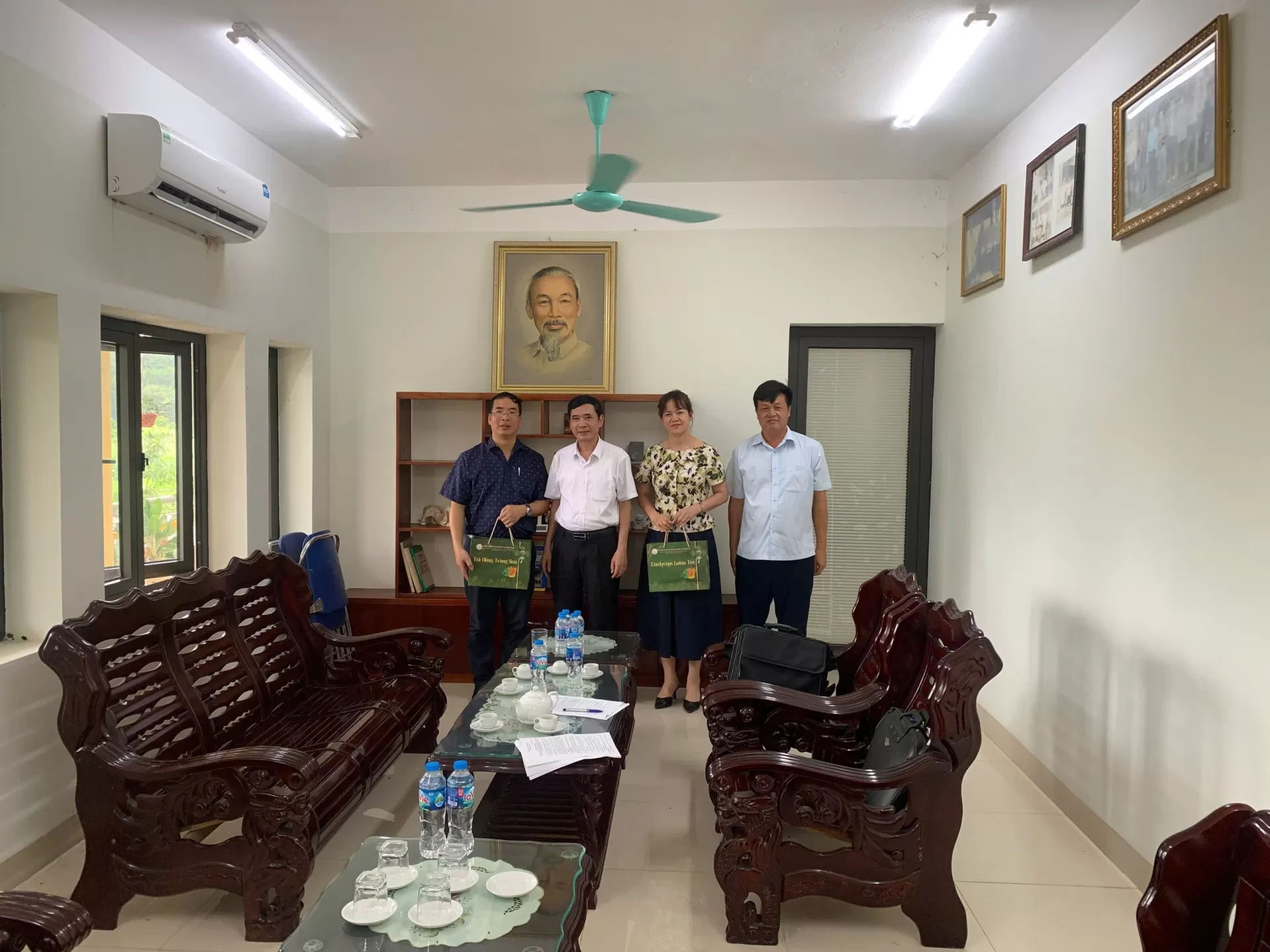 Viện Nông nghiệp Thanh Hóa thăm và làm việc tại Trạm Nghiên cứu và Sản xuất tinh đông lạnh Moncada thuộc Trung tâm Giống gia súc lớn Trung ương.