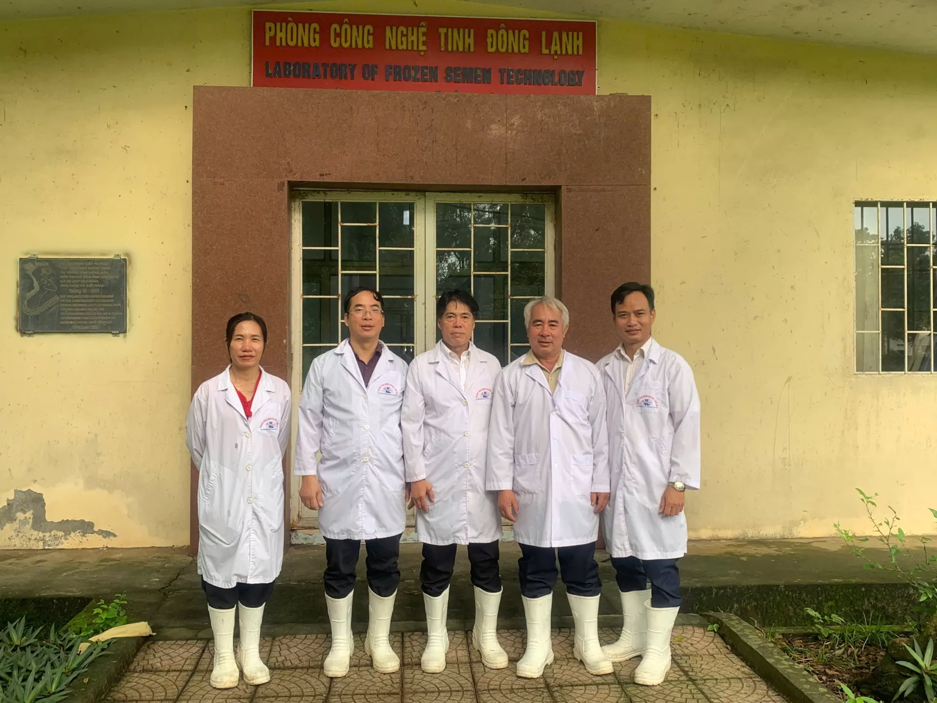 Đoàn sở Nông nghiệp tỉnh Xiang Khouang nước CHDCND Lào thăm và làm việc với Trung tâm Giống gia súc lớn Trưng ương tại Moncada