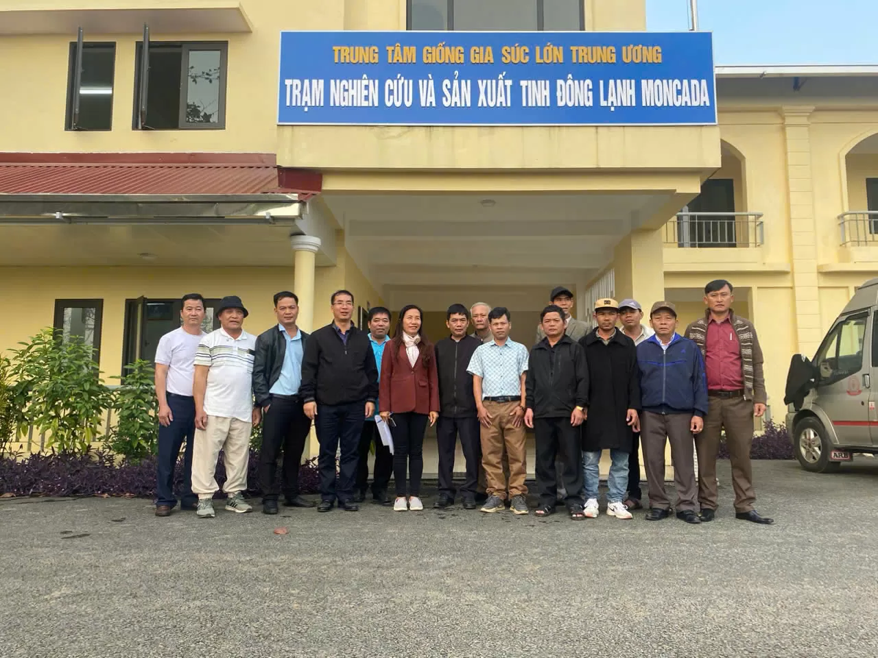 Trung tâm Giống gia súc lớn TW tiếp đón đoàn chi cục CNTY tỉnh Thừa Thiên Huế đến thăm quan và trao đổi về công tác giống bò để phát triển hệ thống TTNT bò cho tỉnh