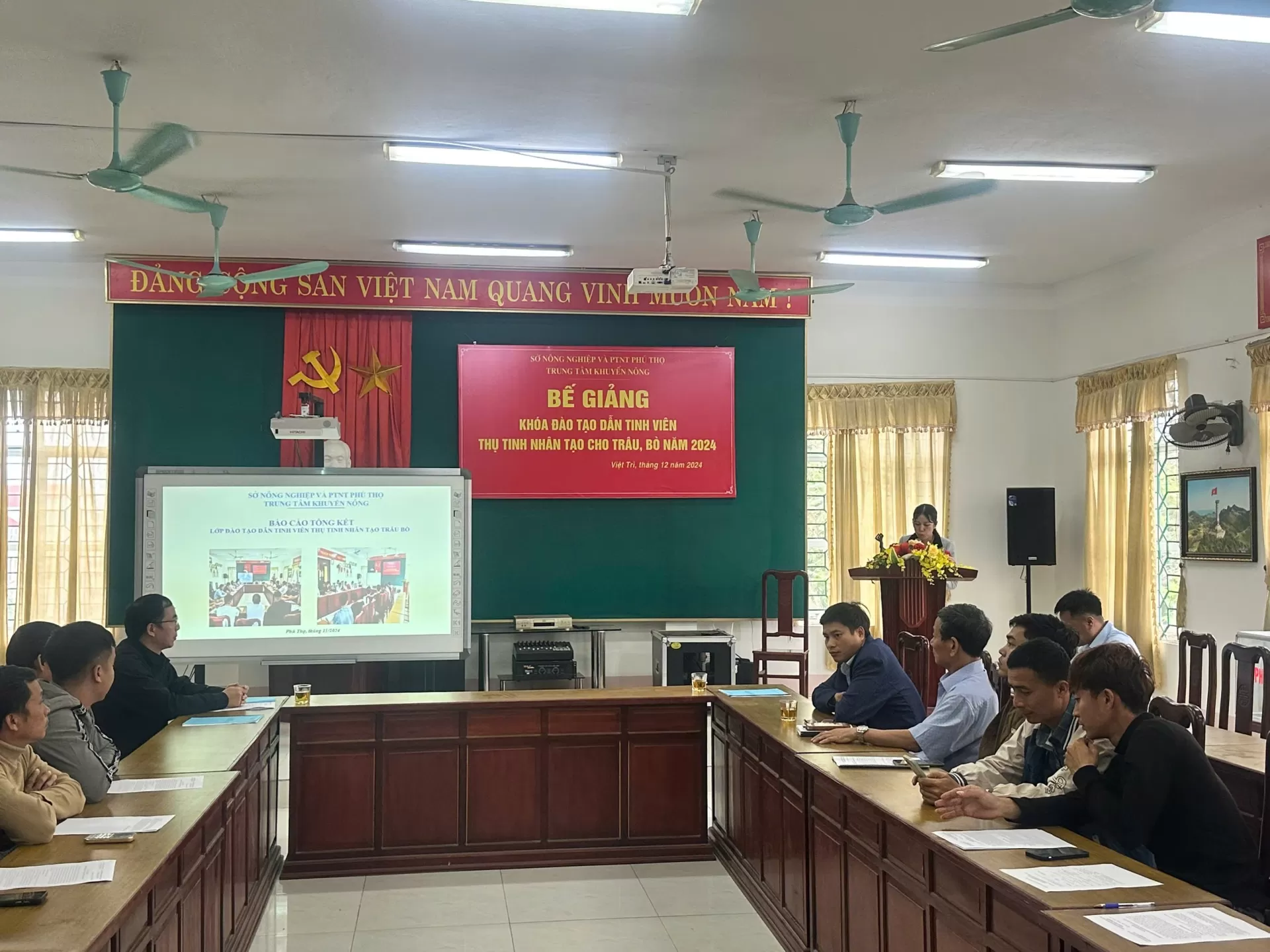 Bế giảng lớp đào tạo kỹ thuật Phối giống nhân tạo trâu bò khóa 212