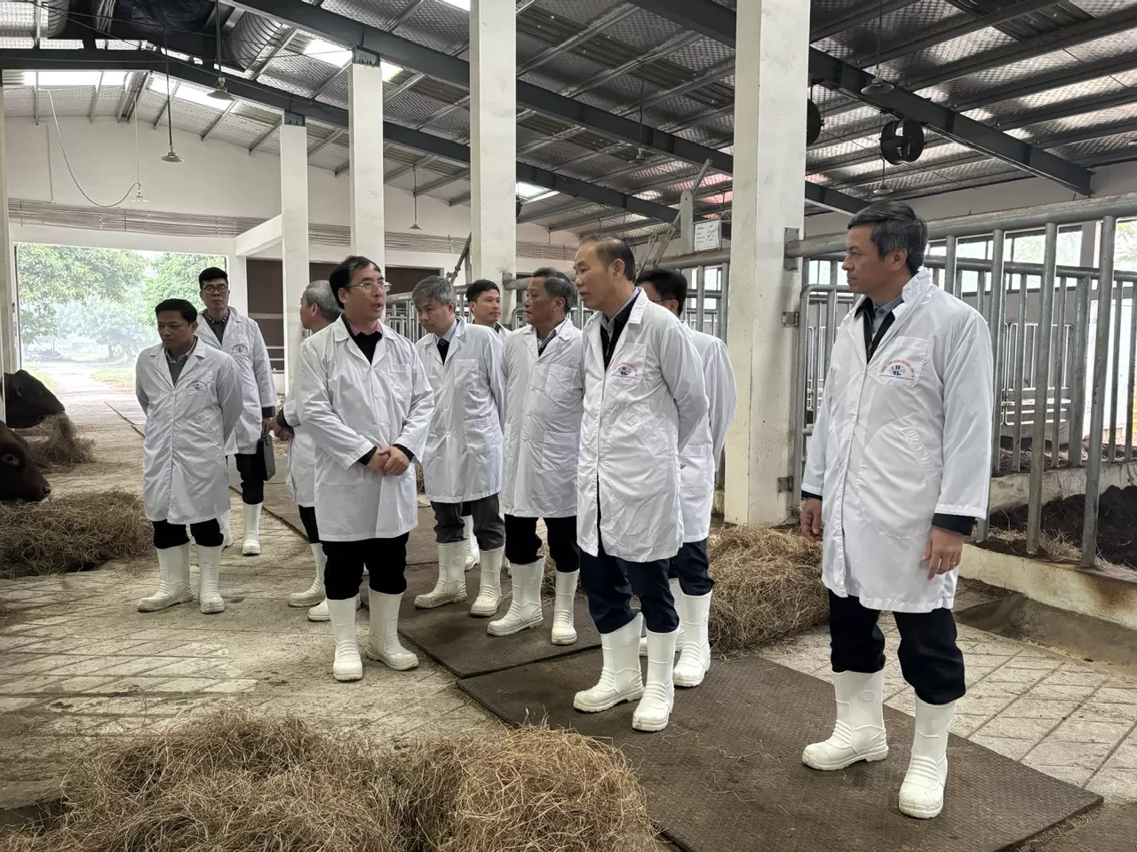 Thứ trưởng Bộ Nông nghiệp và Phát triển nông thôn Phùng Đức Tiến kiểm tra tiến độ các dự án của Viện Chăn nuôi (1)